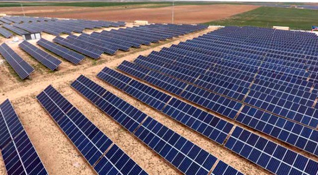 Arazi tipi güneş enerji santrali görseli